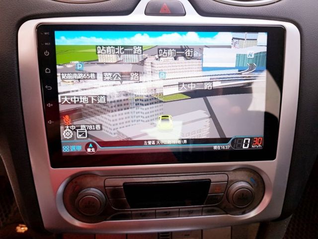 11年式FOCUS 4D Ghia 1.8豪華版 認證車 有保固 電動椅 安卓機 分區溫控 抬頭顯示器 後座出風口  第9張相片