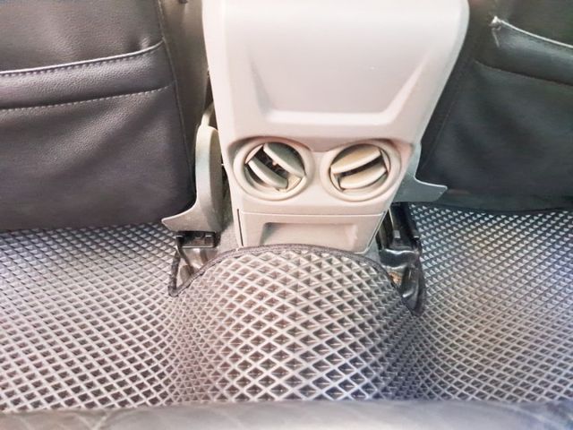 11年式FOCUS 4D Ghia 1.8豪華版 認證車 有保固 電動椅 安卓機 分區溫控 抬頭顯示器 後座出風口  第15張相片