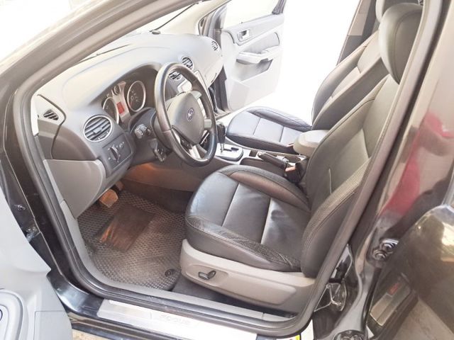 11年式FOCUS 4D Ghia 1.8豪華版 認證車 有保固 電動椅 安卓機 分區溫控 抬頭顯示器 後座出風口  第16張相片
