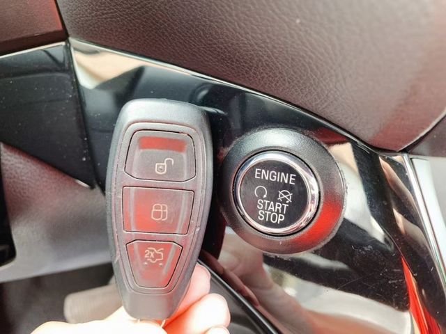 2.0 Ecoboost-四輪傳動、KEYLESS、改裝鋁圈、全景天窗、電動尾門、車道偏離警示、定速巡航、循跡防滑系統  第8張相片