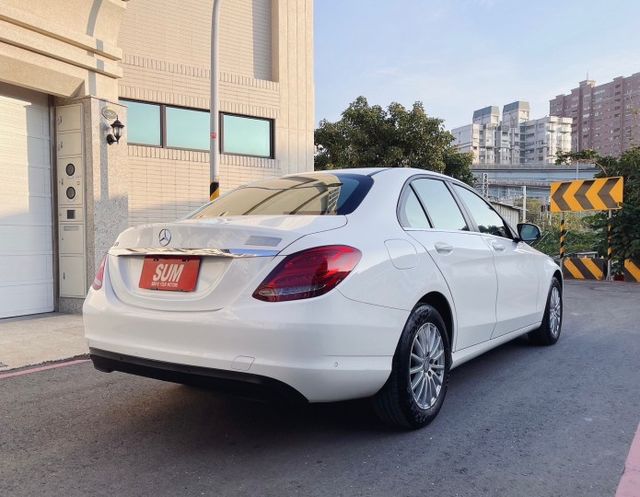 C180總代理 年輕人把妹神車 用少少的錢完成大大的夢 豪車上路不是夢 里程保固  第4張相片