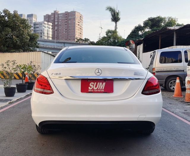 C180總代理 年輕人把妹神車 用少少的錢完成大大的夢 豪車上路不是夢 里程保固  第5張相片