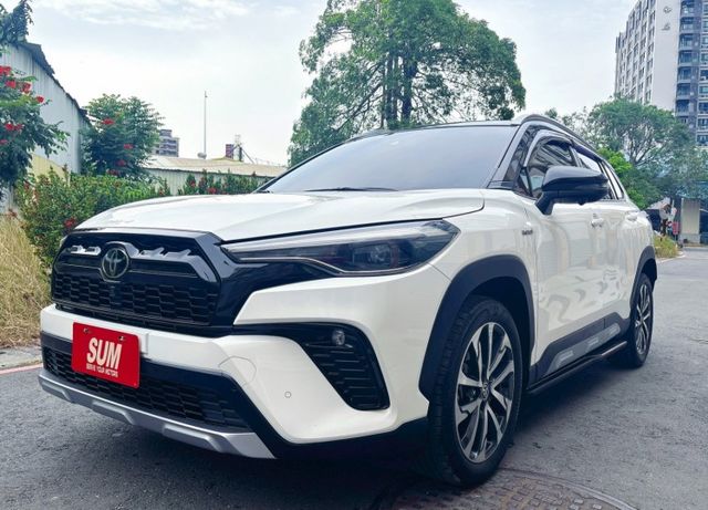 一手油電車，全車原鈑件原漆，原廠保固 ，(GR+金裝)新車價117萬 省油省到笑 油門更盡情踩 一上路就氣場全開  第1張相片
