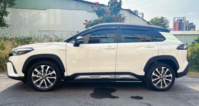 一手油電車，全車原鈑件原漆，原廠保固 ，(GR+金裝)新車價117萬 省油省到笑 油門更盡情踩 一上路就氣場全開  第3張相片