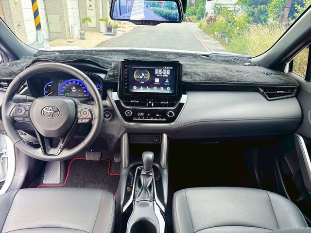 一手油電車，全車原鈑件原漆，原廠保固 ，(GR+金裝)新車價117萬 省油省到笑 油門更盡情踩 一上路就氣場全開  第7張相片
