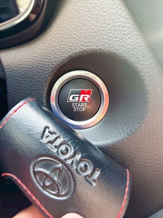 一手油電車，全車原鈑件原漆，原廠保固 ，(GR+金裝)新車價117萬 省油省到笑 油門更盡情踩 一上路就氣場全開  第10張相片
