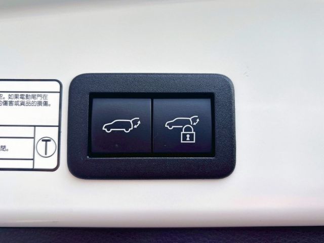 一手油電車，全車原鈑件原漆，原廠保固 ，(GR+金裝)新車價117萬 省油省到笑 油門更盡情踩 一上路就氣場全開  第20張相片