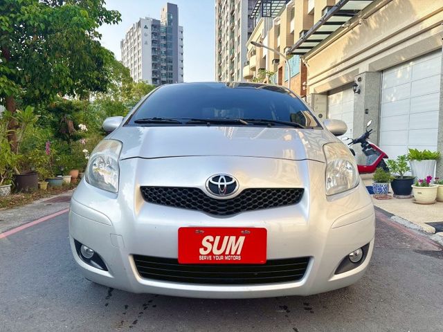 2010年 YARIS G版 小車精靈開進心裡 靈活省油質感小鋼炮 開起來輕快順手 外型俐落質感內裝 國民神車  第2張相片