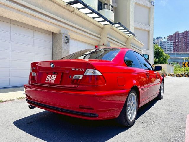 318CI 雙門魅力經典重生 手排快感熱血重啟 德味轎跑型格出眾 帥氣復古魂牽夢縈 時光坐駕駛進青春 不追流行只追轉速  第4張相片