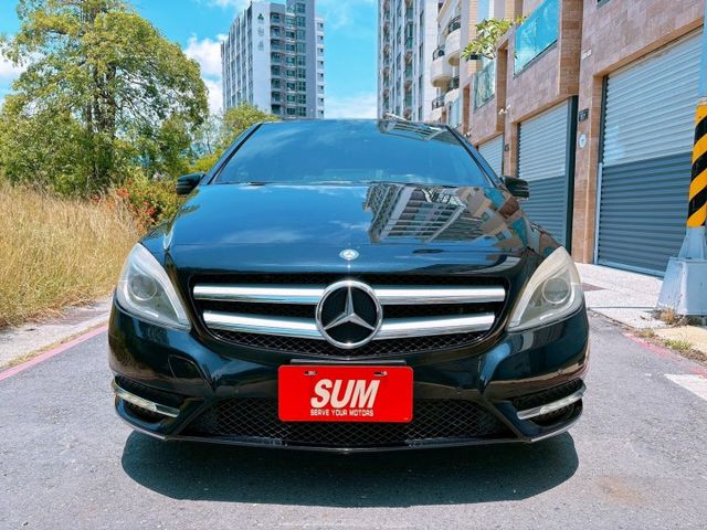 B200 1.6L五門掀背 沒浮誇外型但一眼就知不便宜 不玩大排氣量但渦輪一踩就有感 低調是因為不需要用吵來證明自己很強  第2張相片