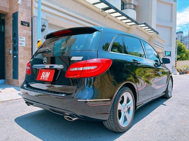 B200 1.6L五門掀背 沒浮誇外型但一眼就知不便宜 不玩大排氣量但渦輪一踩就有感 低調是因為不需要用吵來證明自己很強  第4張相片