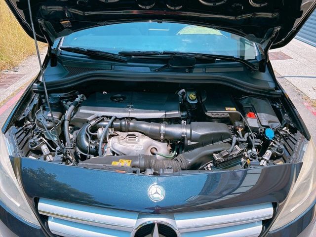 B200 1.6L五門掀背 沒浮誇外型但一眼就知不便宜 不玩大排氣量但渦輪一踩就有感 低調是因為不需要用吵來證明自己很強  第6張相片