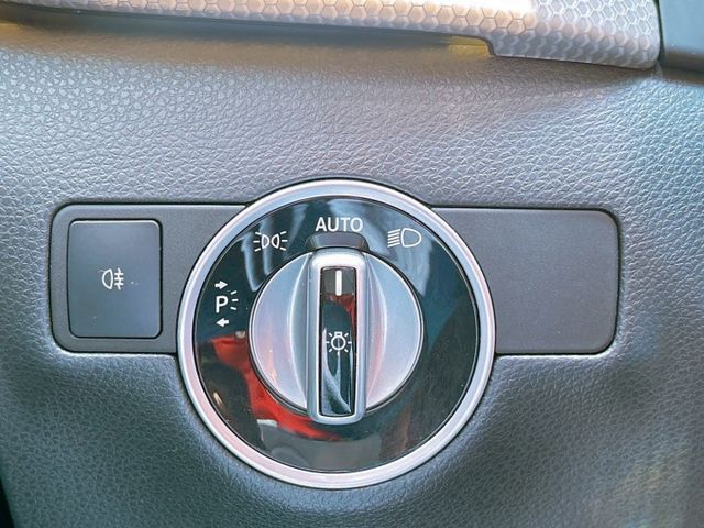 B200 1.6L五門掀背 沒浮誇外型但一眼就知不便宜 不玩大排氣量但渦輪一踩就有感 低調是因為不需要用吵來證明自己很強  第10張相片