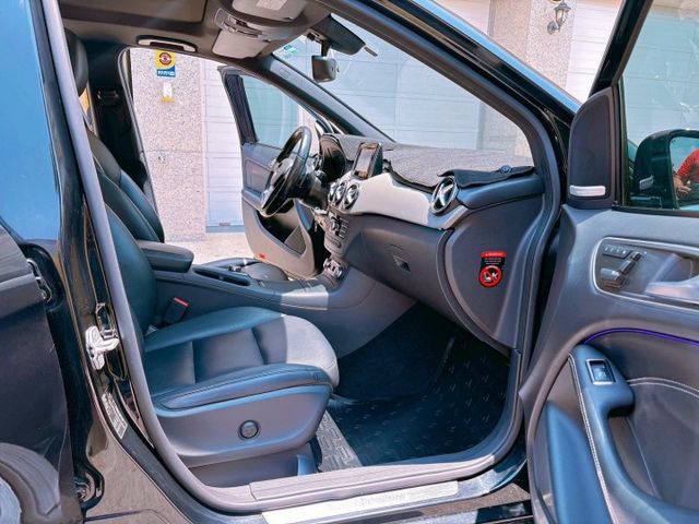 B200 1.6L五門掀背 沒浮誇外型但一眼就知不便宜 不玩大排氣量但渦輪一踩就有感 低調是因為不需要用吵來證明自己很強  第17張相片