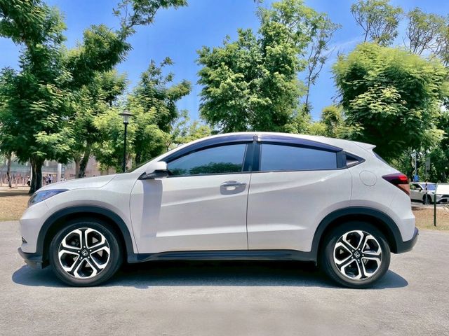 HR-V 1.8 S 都會跨界美型潮旅 開出對生活的態度 外型霸氣有型 從車尾到頭燈都帥的毫不費力  第4張相片