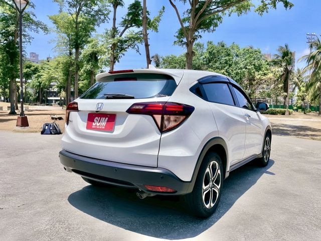HR-V 1.8 S 都會跨界美型潮旅 開出對生活的態度 外型霸氣有型 從車尾到頭燈都帥的毫不費力  第5張相片
