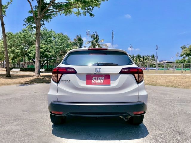 HR-V 1.8 S 都會跨界美型潮旅 開出對生活的態度 外型霸氣有型 從車尾到頭燈都帥的毫不費力  第6張相片