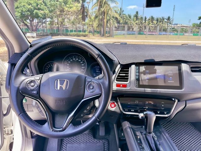 HR-V 1.8 S 都會跨界美型潮旅 開出對生活的態度 外型霸氣有型 從車尾到頭燈都帥的毫不費力  第8張相片