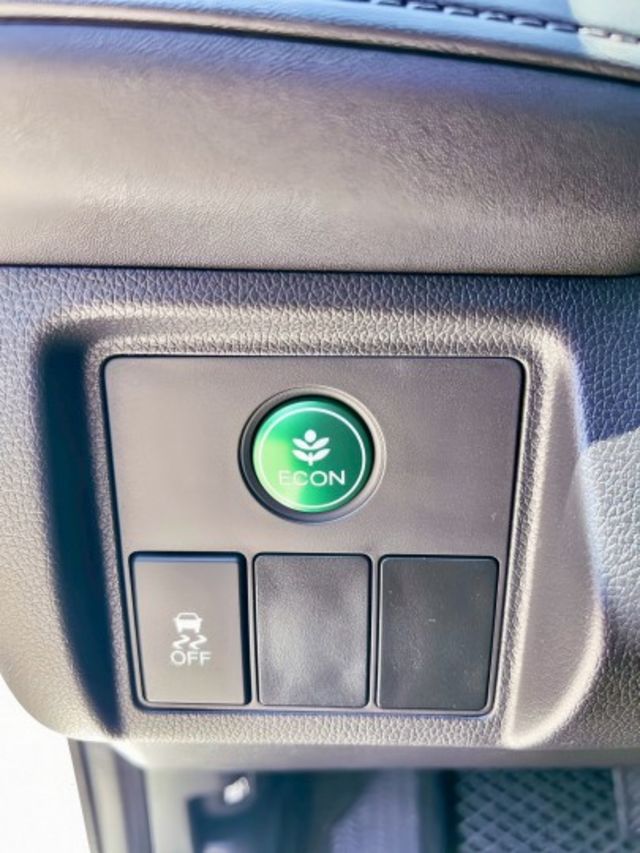 HR-V 1.8 S 都會跨界美型潮旅 開出對生活的態度 外型霸氣有型 從車尾到頭燈都帥的毫不費力  第10張相片