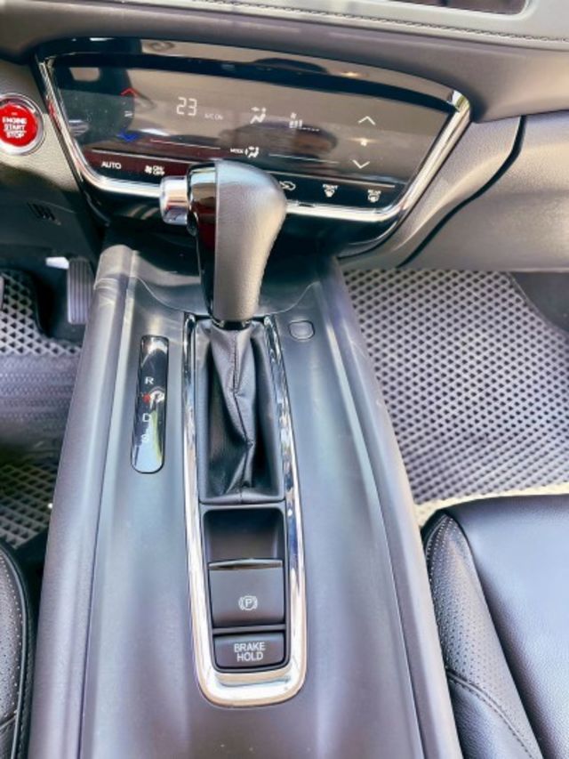 HR-V 1.8 S 都會跨界美型潮旅 開出對生活的態度 外型霸氣有型 從車尾到頭燈都帥的毫不費力  第11張相片