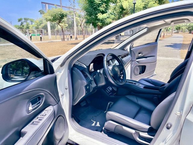 HR-V 1.8 S 都會跨界美型潮旅 開出對生活的態度 外型霸氣有型 從車尾到頭燈都帥的毫不費力  第13張相片