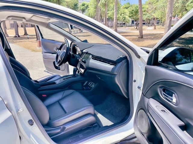 HR-V 1.8 S 都會跨界美型潮旅 開出對生活的態度 外型霸氣有型 從車尾到頭燈都帥的毫不費力  第14張相片