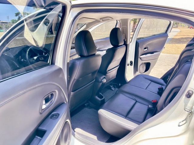 HR-V 1.8 S 都會跨界美型潮旅 開出對生活的態度 外型霸氣有型 從車尾到頭燈都帥的毫不費力  第15張相片