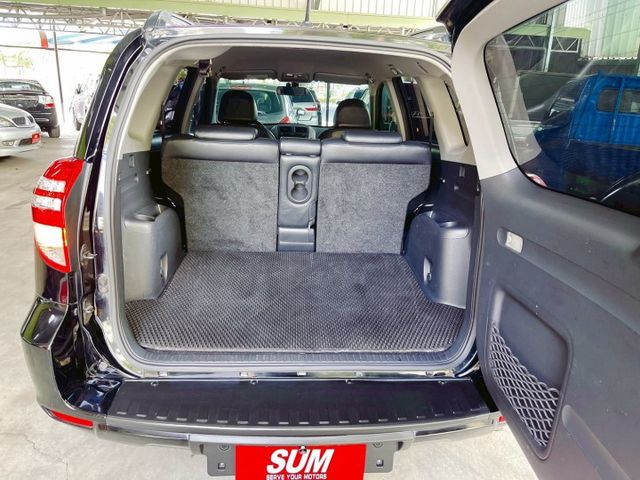 RAV4 E版 休旅界不敗經典 高底盤視野爽 外型低調有型不退流行 買房還早但有一台能一起走過生活的車剛剛好  第19張相片