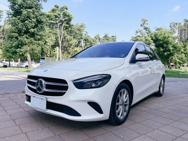 B200 1.3 總代理  新款 10月出廠(20年式) 液晶數位儀表/氣氛燈/CARPLAY/認證車  第1張相片