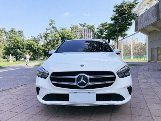 B200 1.3 總代理  新款 10月出廠(20年式) 液晶數位儀表/氣氛燈/CARPLAY/認證車  第2張相片