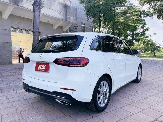 B200 1.3 總代理  新款 10月出廠(20年式) 液晶數位儀表/氣氛燈/CARPLAY/認證車  第5張相片