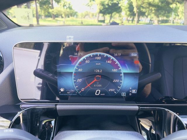 B200 1.3 總代理  新款 10月出廠(20年式) 液晶數位儀表/氣氛燈/CARPLAY/認證車  第8張相片