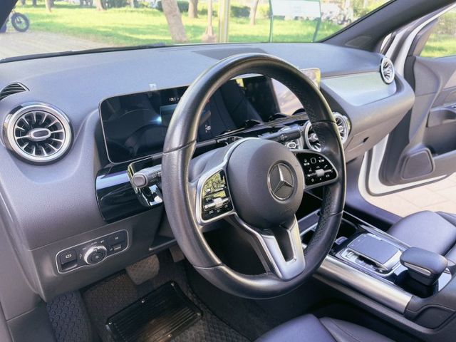 B200 1.3 總代理  新款 10月出廠(20年式) 液晶數位儀表/氣氛燈/CARPLAY/認證車  第9張相片