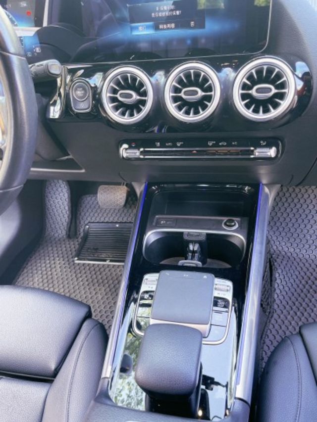 B200 1.3 總代理  新款 10月出廠(20年式) 液晶數位儀表/氣氛燈/CARPLAY/認證車  第11張相片