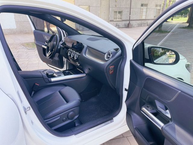 B200 1.3 總代理  新款 10月出廠(20年式) 液晶數位儀表/氣氛燈/CARPLAY/認證車  第17張相片