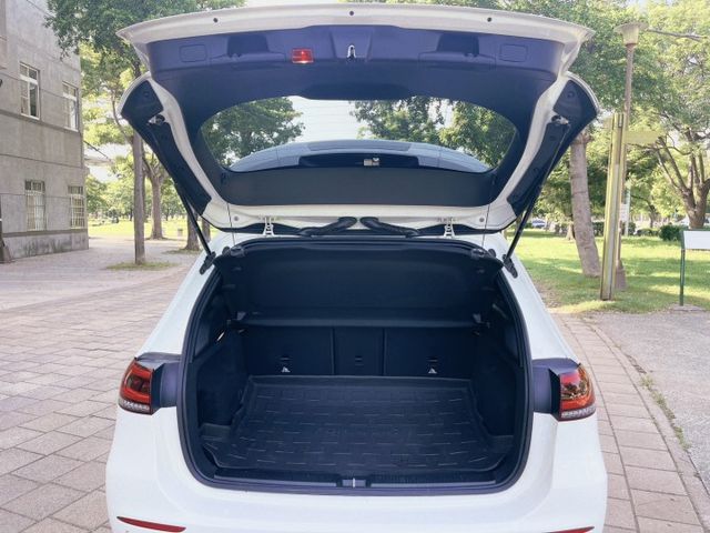 B200 1.3 總代理  新款 10月出廠(20年式) 液晶數位儀表/氣氛燈/CARPLAY/認證車  第19張相片