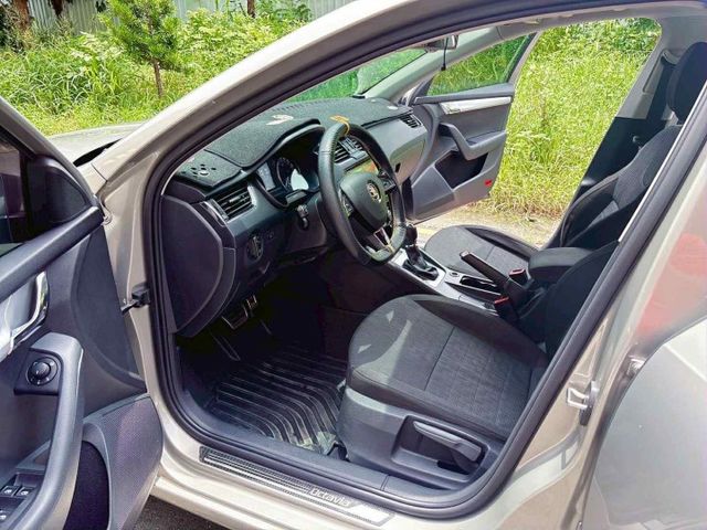 2016年 SKODA OCTAVIA COMBI 1.6TDI 柴油 旅行車   認證車  第13張相片