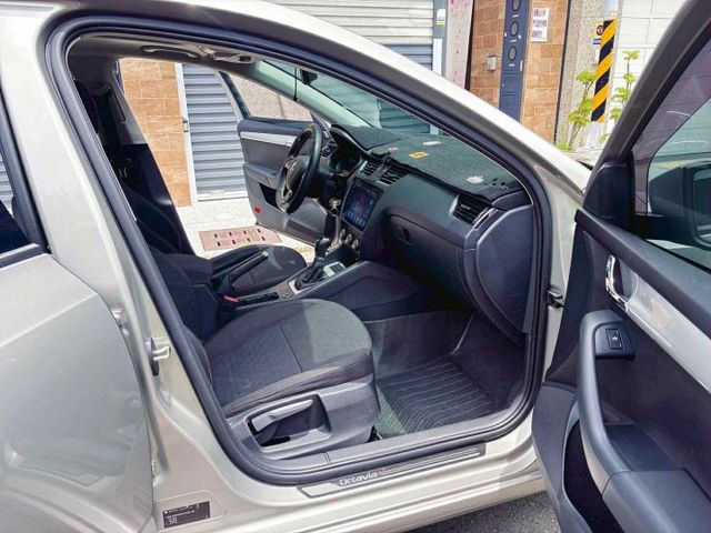 2016年 SKODA OCTAVIA COMBI 1.6TDI 柴油 旅行車   認證車  第15張相片