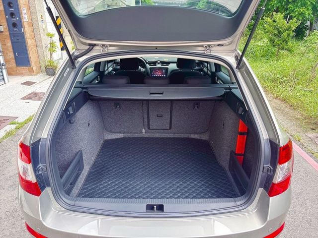 2016年 SKODA OCTAVIA COMBI 1.6TDI 柴油 旅行車   認證車  第17張相片