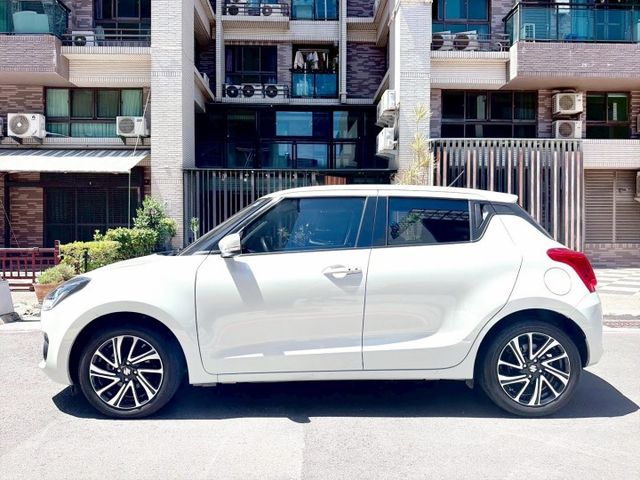 2022 SWIFT 鈴木 白  小鋼炮外型 |都會輕油電首選 |車身輕 | 好停車  第3張相片