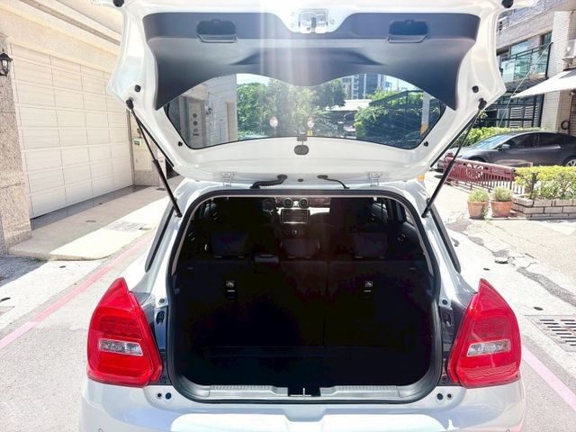 2022 SWIFT 鈴木 白  小鋼炮外型 |都會輕油電首選 |車身輕 | 好停車  第18張相片