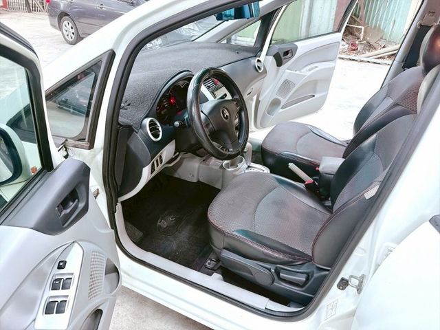 2013年Mitsubishi Colt Plus 1.6 白色經典款  第11張相片