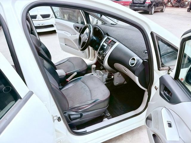 2013年Mitsubishi Colt Plus 1.6 白色經典款  第13張相片