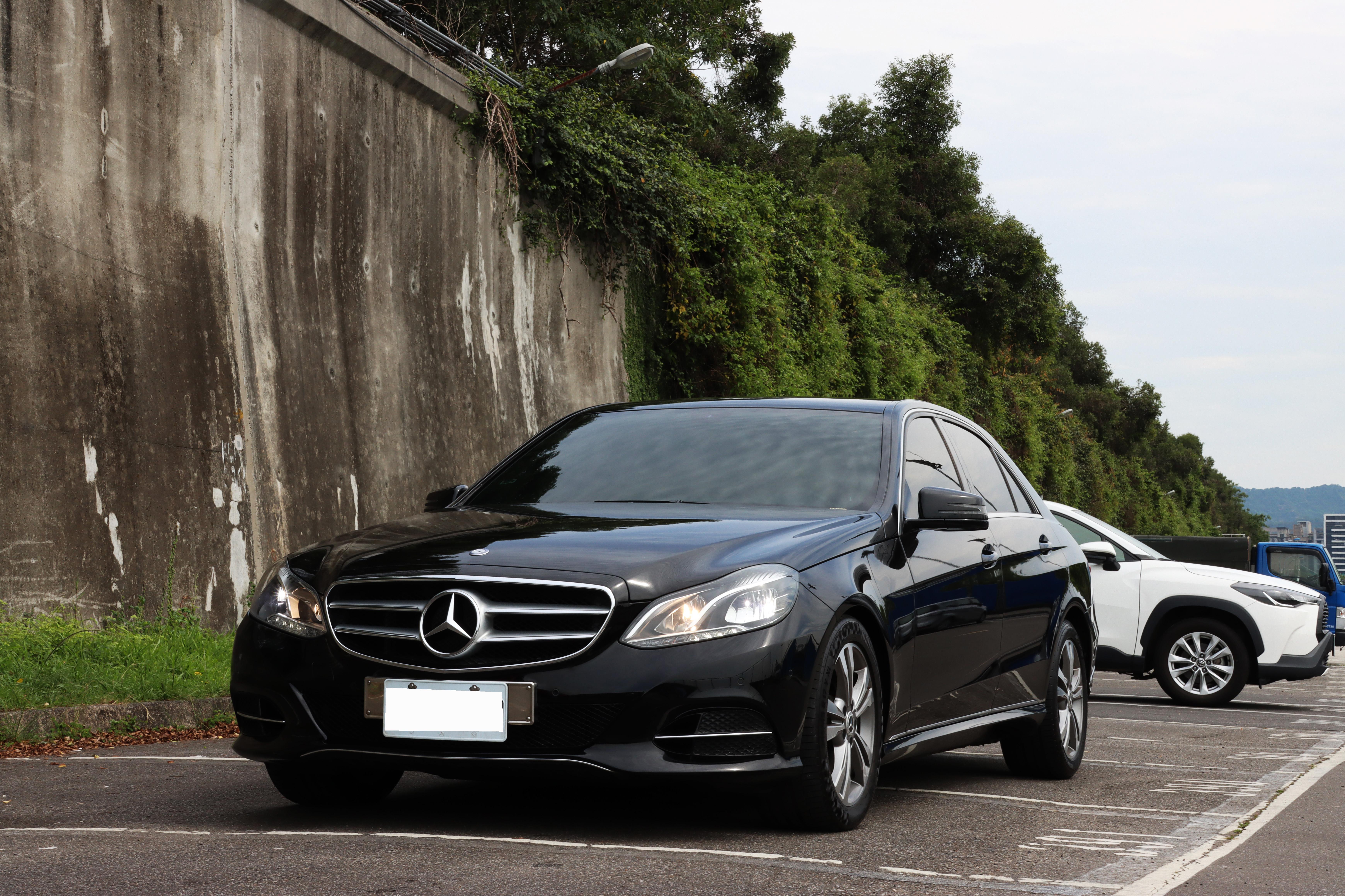 *駿紳車業* 14款 E200 絕美車況 超佛價格  第3張相片