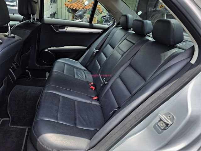 總代理C280 小改款 僅跑18萬公里 車輛維持的相當漂亮 車子很健康  第8張相片