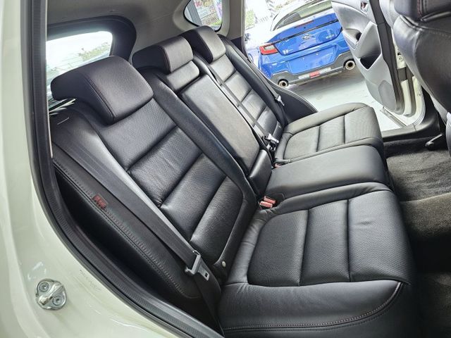 旗艦 4WD 原廠保養 一手車 車庫 精美  第7張相片