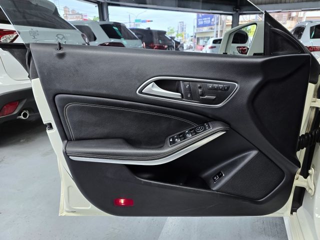 總代理CLA200 純一手車 車輛保養得非常好!  第8張相片