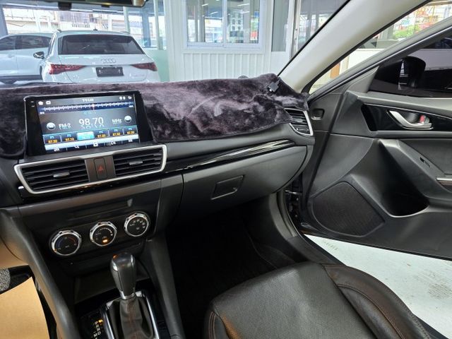 魂動MAZDA3 五門 空力套件 大螢幕 車況不錯喔!  第14張相片