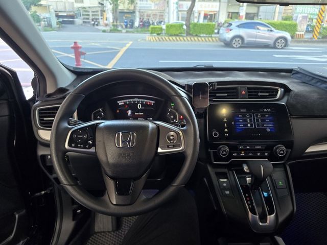 全原廠保養 一手車 內裝像是無人使用過那樣的綿密，細緻  第12張相片