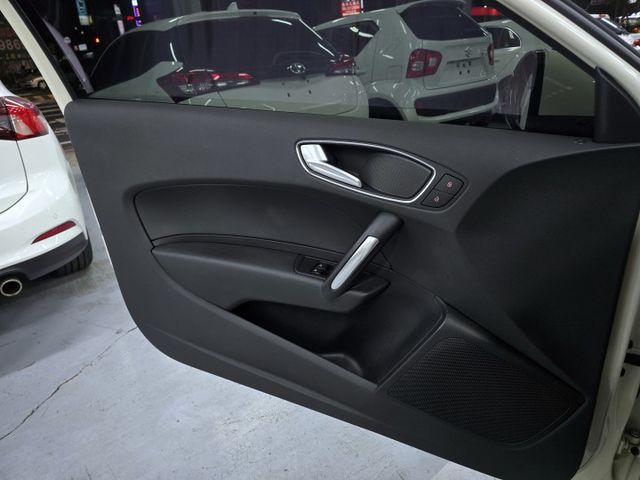 3門版 奧迪A1 1.4渦輪頂級 HID頭燈 換檔撥片  第14張相片